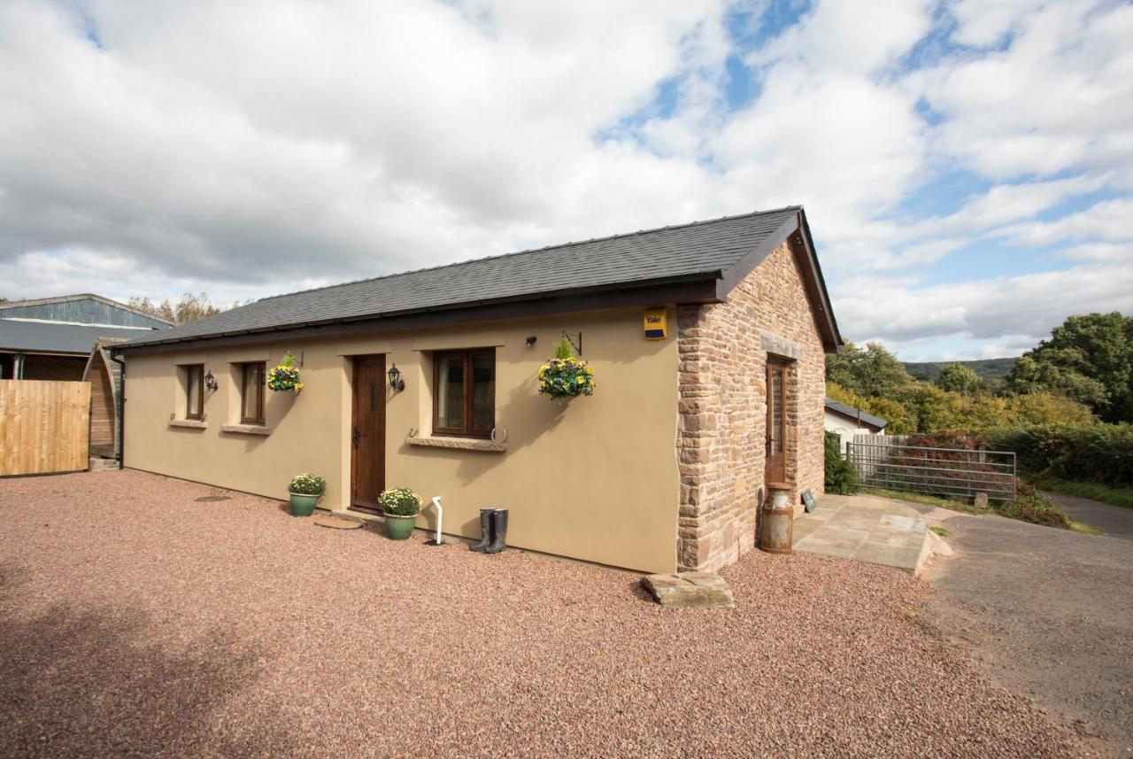 The Old Dairy - Boutique Countryside Cottage Pen-y-Clawdd Extérieur photo